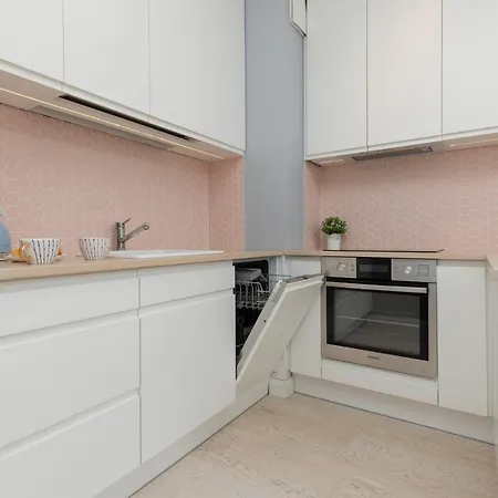 Sarmacka With Balcony Wilanow By Renters 아파트