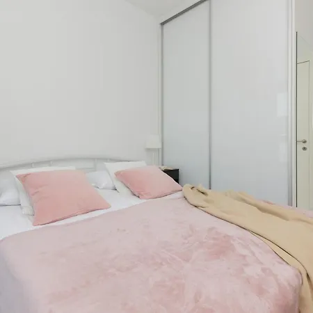 Sarmacka With Balcony Wilanow By Renters 아파트