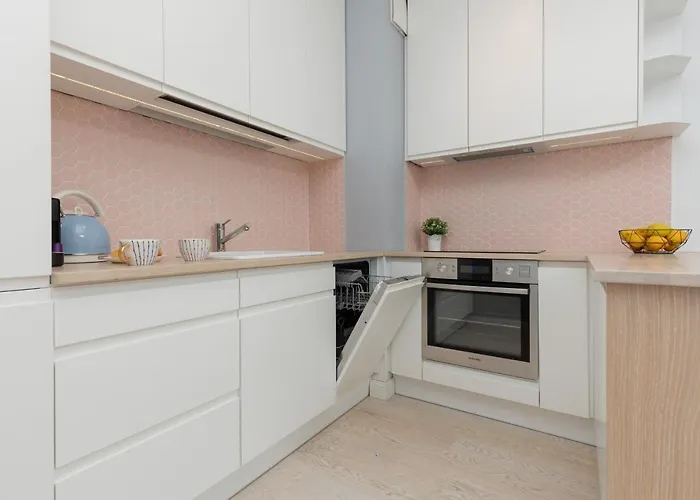 Sarmacka With Balcony Wilanow By Renters شقة