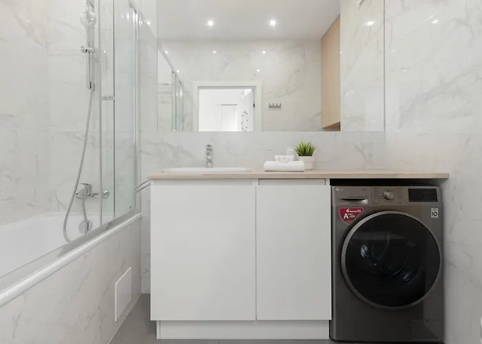 Sarmacka With Balcony Wilanow By Renters شقة وارسو