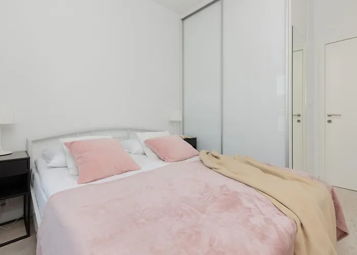 Sarmacka With Balcony Wilanow By Renters شقة